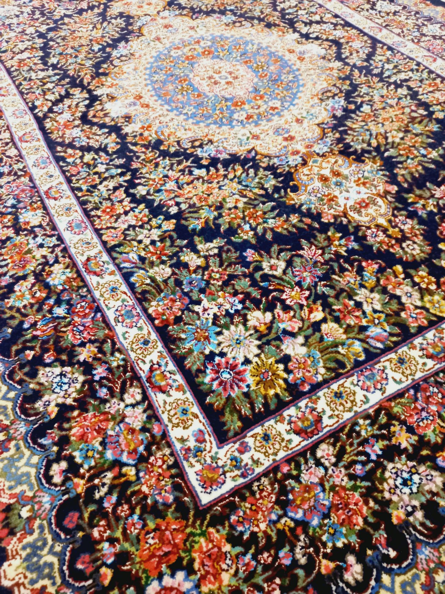 فرش دستباف کرک و ابریشم